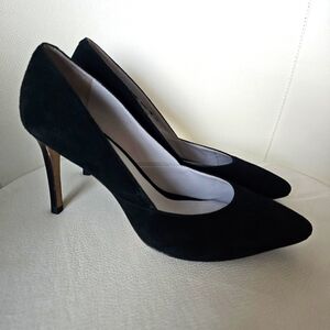 Johnston & Murphy Pumps in Black Suede